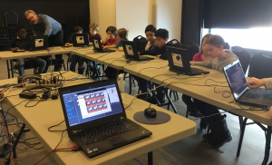 lapucemobile.com, atelier Scratch lors de la semaine Pop NumériQC de Québec à la Bibliothèque Monique Corriveau. Au premier plan le logiciel Epoptes pour le contrôle la diffusion de l'information sur les ordinateurs.